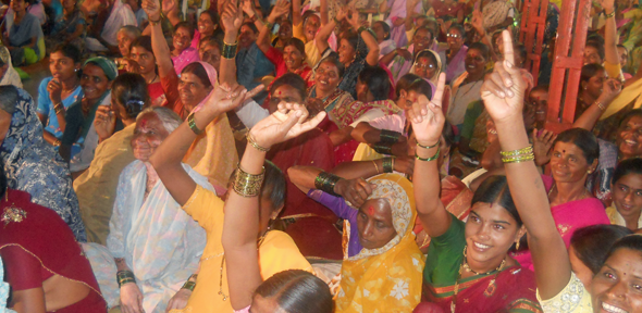 Members of a women’s federation in Pune (India) vote to join Uplift Mutuals. Copyright ICMIF