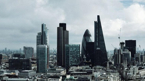London financial district skyline featuring the Gherkin, Cheesegrater, and modern high‑rise architecture.