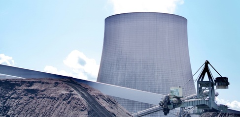 Coal-fuelled power station with cooling tower and conveyor belt