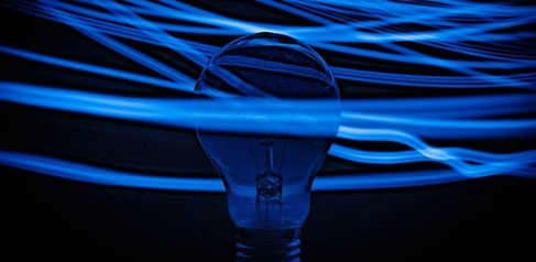 Lightbulb with luminous reflections