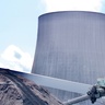 Coal-fuelled power station with cooling tower and conveyor belt